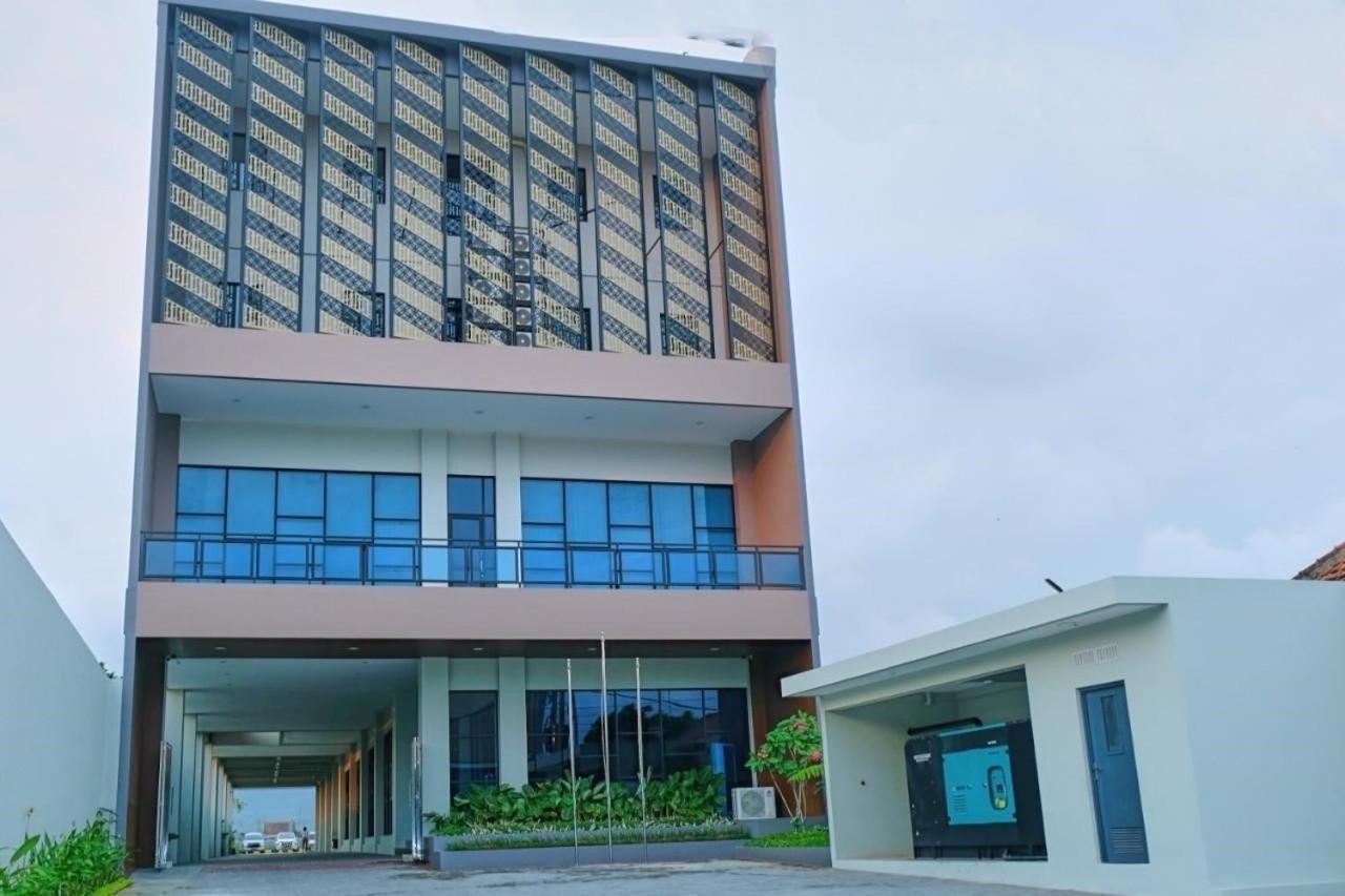 Front One Hotel Gombong Gombong  Exteriér fotografie